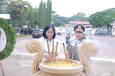 DÂNG HƯƠNG TƯỞNG NIỆM CÁC ANH HÙNG LIỆT SĨ TẠI DI TÍCH ĐỊA ĐIỂM CHIẾN THẮNG CHỐT CHẶN TÀU Ô