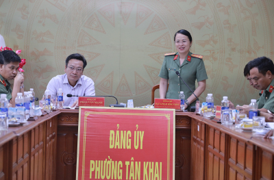 ĐOÀN KIỂM TRA CÔNG TÁC BẢO VỆ BÍ MẬT NHÀ NƯỚC, CÔNG AN THÀNH PHỐ LÀM VIỆC TẠI PHƯỜNG TÂN KHAI
