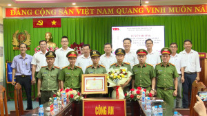 PHƯỜNG TÂN KHAI TUYÊN DƯƠNG TẬP THỂ ĐẢNG ỦY CÔNG AN PHƯỜNG ĐIỂN HÌNH TRONG HỌC TẬP VÀ LÀM THEO BÁC NĂM 2026