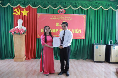 CHI BỘ TRƯỜNG TIỂU HỌC VÀ THCS TÂN HIỆP KẾT NẠP 2 ĐẢNG VIÊN