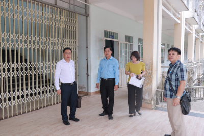 PHÓ CHỦ TỊCH UBND PHƯỜNG NẮM BẮT TÌNH HÌNH TUYỂN SINH ĐẦU CẤP VÀ CÔNG TÁC CHUẨN BỊ NĂM HỌC MỚI