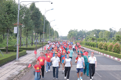 TÂN KHAI: GẦN 200 CÁN BỘ, ĐẢNG VIÊN, LLVT, ĐOÀN VIÊN, HỘI VIÊN, GIÁO VIÊN, HỌC SINH VÀ NHÂN DÂN THAM GIA “ĐI BỘ CÙNG VIỆT NAM TIẾN BƯỚC”