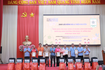 CHI HỘI CỰU CẦU THỦ BÓNG ĐÁ THÀNH PHỐ HỒ CHÍ MINH TRAO 100 PHẦN QUÀ TRÊN 65 TRIỆU ĐỒNG CHO HỌC SINH KHÓ KHĂN PHƯỜNG TÂN KHAI