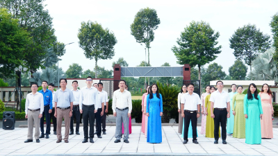 DƯỚI LÁ CỜ TỔ QUỐC, KHỞI ĐẦU NGÀY LÀM VIỆC MỚI Ở TÂN KHAI SAU KỲ NGHỈ LỄ