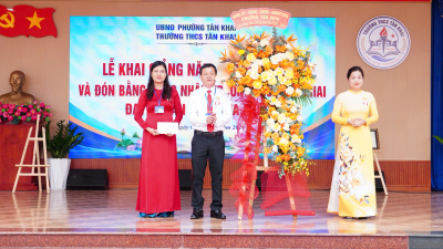 TUV - BÍ THƯ ĐẢNG ỦY - CHỦ TỊCH HĐND PHƯỜNG QUÁCH THỊ ÁNH DỰ LỄ KHAI GIẢNG VÀ ĐÓN BẰNG CÔNG NHẬN CHUẨN QUỐC GIA MỨC ĐỘ 1 TRƯỜNG THCS TÂN KHAI