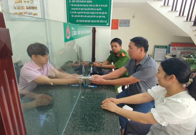 PHÒNG GIAO DỊCH NHCSXH HỚN QUẢN GIẢI NGÂN MÓN VAY ĐẦU TIÊN CHO NGƯỜI SAU CAI NGHIỆN MA TÚY
