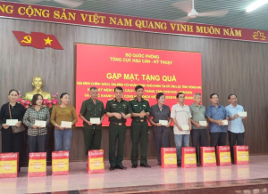 Tổng cục Hậu Cần- Kỹ thuật thuộc Bộ Quốc phòng gặp mặt và tặng quà cho gia đình chính sách, gia đình có hoàn cảnh khó khăn trên địa bàn xã Tân Lợi.