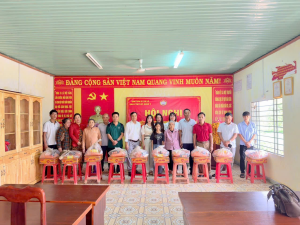 Trung tâm Phục vụ Hành chính công xã Tân Lợi, tỉnh Đồng Nai trao quà  Trao quà cho các hộ khó khăn trên địa bàn