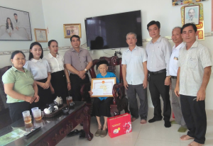 Lãnh đạo xã Tân Lợi thăm và tặng quà cho 05 cụ tròn 90 tuổi   nhân ngày Quốc tế Người cao tuổi 01/10.