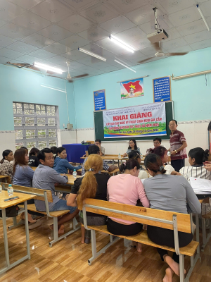 35 học viên người đồng bào dân tộc thiểu số Ấp Suối Nhung tham gia lớp chăn nuôi gia cầm.