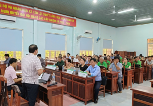 Lãnh đạo UBND xã Tân Lợi phát biểu chỉ đạo tại cuộc họp giao ban với tổ chức chính trị nhận ủy thác và Tổ Tiết kiệm và vay vốn tại điểm giao dịch.