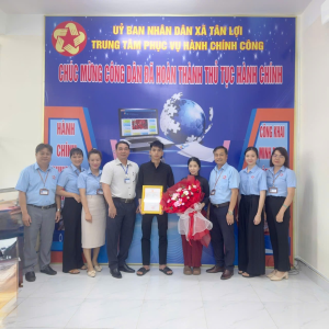 TRUNG TÂM PHỤC VỤ HÀNH CHÍNH CÔNG XÃ TÂN LỢI TRAO GIẤY CHỨNG NHẬN KẾT HÔN CHO CÔNG DÂN HOÀN THÀNH THỦ TỤC HÀNH CHÍNH