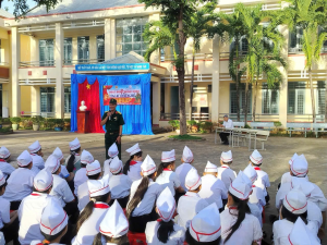 Tuyên truyền kỷ niệm 81 năm ngày thành lập Quân đội nhân dân Việt Nam thông qua hoạt động ngoại khóa “Ông kể cháu nghe”