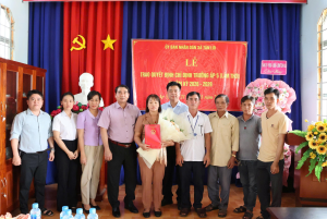 TỔ CHỨC LỄ TRAO QUYẾT ĐỊNH CHỈ ĐỊNH TRƯỞNG ẤP (LÂM THỜI) NHIỆM KỲ 2026 - 2029