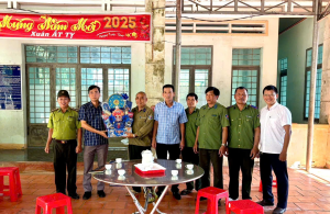 LÃNH ĐẠO UBND XÃ THĂM, CHÚC TẾT CÁC CHỐT BẢO VỆ RỪNG VÀ CHỐT KIỂM LÂM LIÊN XÃ NHÂN DỊP XUÂN MỚI