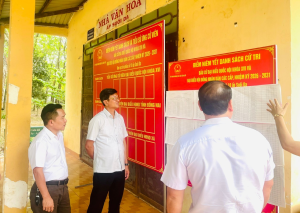 LÃNH ĐẠO XÃ KIỂM TRA CƠ SỞ VẬT CHẤT CÁC ĐỊA ĐIỂM BẦU CỬ TRÊN ĐỊA BÀN.