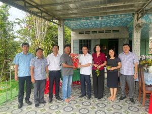 BÍ THƯ ĐẢNG UỶ XÃ DƯƠNG THANH HUÂN THĂM, CHÚC TẾT DOANH NGHIỆP, HỢP TÁC XÃ VÀ HỘ NÔNG DÂN SẢN XUẤT KINH DOANH GIỎI