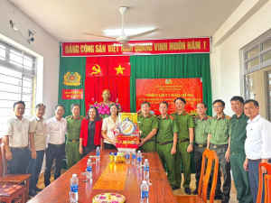 Phó Bí thư Thường trực Đảng ủy xã Tân Lợi thăm, chúc Tết lực lượng vũ trang, các ấp và hộ khó khăn trên địa bàn.