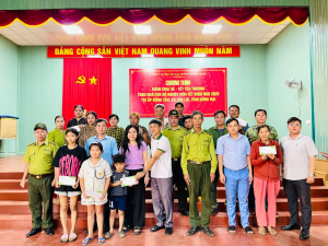 UBND xã Tân Lợi tổ chức tuyên truyền bảo tồn voi rừng; các biện pháp phòng, chống cháy rừng mùa khô và trao quà cho các hộ dân khó khăn ven rừng.