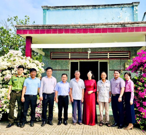 XÃ TÂN LỢI TỔ CHỨC THĂM, TẶNG QUÀ NGƯỜI CÓ CÔNG NHÂN KỶ NIỆM 51 NĂM NGÀY GIẢI PHÓNG MIỀN NAM (30/4/1975 - 30/4/2026)