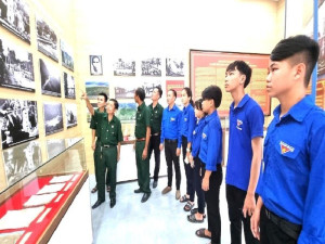 Đấu tranh phản bác quan điểm sai trái, thù địch, xuyên tạc, bôi nhọ các lãnh tụ của Đảng