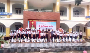 UBMTTQ Việt Nam xã Tân Lợi phối hợp trao quà cho học sinh khó khăn và khen thưởng giáo viên tại Trường TH và THCS Tân Hòa
