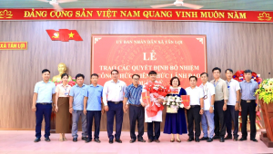 UBND XÃ TÂN LỢI TỔ CHỨC LỄ CÔNG BỐ VÀ TRAO QUYẾT ĐỊNH BỔ NHIỆM CÁN BỘ LÃNH ĐẠO, QUẢN LÝ