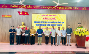 UBND xã Tân Lợi tặng quà thân nhân liệt sĩ tham gia lấy mẫu ADN phục vụ xác định danh tính hài cốt liệt sĩ còn thiếu thông tin