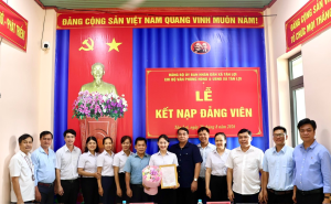 CHI BỘ VĂN PHÒNG HĐND VÀ UBND XÃ TỔ CHỨC LỄ KẾT NẠP ĐẢNG VIÊN MỚI