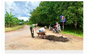 Công an xã Tân Lợi vận động hỗ trợ nhựa đường vá ổ gà, bảo đảm an toàn giao thông cho Nhân dân