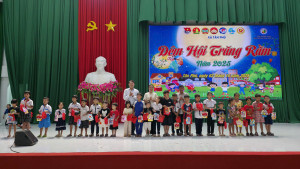 ẤM ÁP VÀ RỘN RÀNG: XÃ TÂN PHÚ TỔ CHỨC THÀNH CÔNG ĐÊM HỘI TRĂNG RẰM 2025 CHO THIẾU NHI