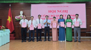 XÃ TÂN PHÚ: TỔ CHỨC HỘI NGHỊ CÔNG BỐ VÀ TRAO CÁC QUYẾT ĐỊNH VỀ CÔNG TÁC CÁN BỘ