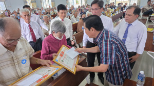 XÃ TÂN PHÚ TỔ CHỨC LỄ MỪNG THỌ TRANG TRỌNG, ẤM CÚNG CHO NGƯỜI CAO TUỔI