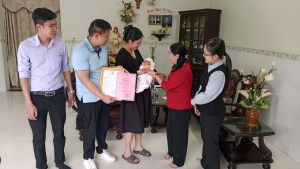 Trung tâm Phục vụ hành chính công tổ chức trao Giấy khai sinh tại nhà