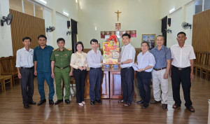 XÃ TÂN PHÚ: Thăm, Tặng Quà Các Cơ Sở Tôn Giáo Nhân Dịp Lễ Giáng Sinh Năm 2025