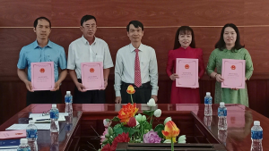 UBND xã Tân Phú trao quyết định bổ nhiệm Hiệu trưởng, Phó Hiệu trưởng