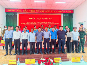 Ủy viên Trung ương Đảng, Phó Bí thư Đảng ủy Quốc hội Vũ Hải Hà tặng quà Tết cho người dân xã Tân Phú, tỉnh Đồng Nai