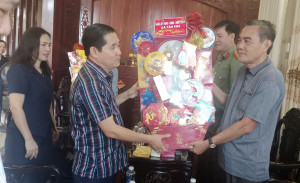 Đảng ủy HĐND, UBND, UB MTTQ xã thăm, chúc Tết nguyên lãnh đạo huyện