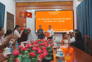 UBND XÃ TÂN QUAN TỔ CHỨC LỄ CÔNG BỐ VÀ TRAO QUYẾT ĐỊNH BỔ NHIỆM LẠI CÁN BỘ QUẢN LÝ TRƯỜNG HỌC