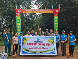 HỘI LHPN XÃ TÂN QUAN TRIỂN KHAI TRỒNG 1KM ĐƯỜNG HOA CHUÔNG VÀNG TẠI ẤP HƯNG THẠNH