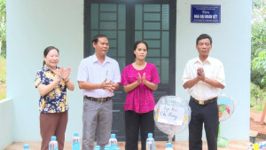 Tân Quan: Trao tặng 2 căn nhà Đại đoàn kết cho hộ có hoàn cảnh khó khăn
