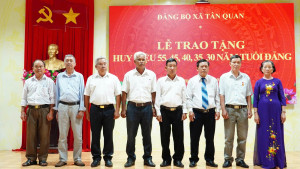 TÂN QUAN TRAO TẶNG HUY HIỆU ĐẢNG CHO 21 ĐẢNG VIÊN