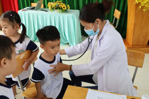 TRẠM Y TẾ XÃ TÂN QUAN PHỐI HỢP KHÁM SỨC KHỎE ĐẦU NĂM HỌC CHO TRẺ MẦM NON