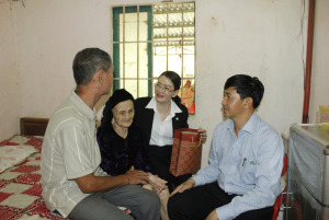 Lãnh đạo xã Tân Tiến thăm, tặng quà tri ân Mẹ Việt Nam Anh hùng và các nhân sĩ địa phương
