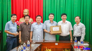 Đài PT-TH & Báo Đồng Nai trao tặng 16 máy radio cho địa phương xã Tân Tiến