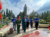 Cán bộ, đoàn viên, thanh niên và lực lượng dân quân Chi đoàn Quân sự phường Tân Triều dâng hoa, dâng hương tưởng niệm các Anh hùng liệt sĩ.
