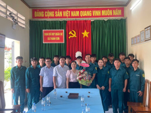 Đại diện lãnh đạo xã chúc mừng lực lượng vũ trang xã nhân kỷ niệm 80 năm ngày thành lập lực lượng vũ trang Quân khu 7( 10/12/1945-10/12/2025).