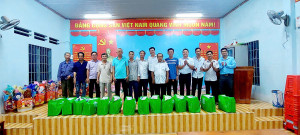 TTUB thăm hỏi, động viên và trao tặng quà cho toàn thể Ban Công tác Mặt trận các ấp, tổ dân cư trên địa bàn xã.