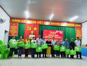 TRAO TẶNG QUÀ CHO CÁC ẤP, TỔ NHÂN DÂN NHÂN DỊP XUÂN BÍNH NGỌ NĂM 2026