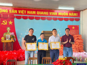TRAO TẶNG QUÀ CHO HỌC SINH CÓ HOÀN CẢNH KHÓ KHĂN TRÊN ĐỊA BÀN ẤP 5